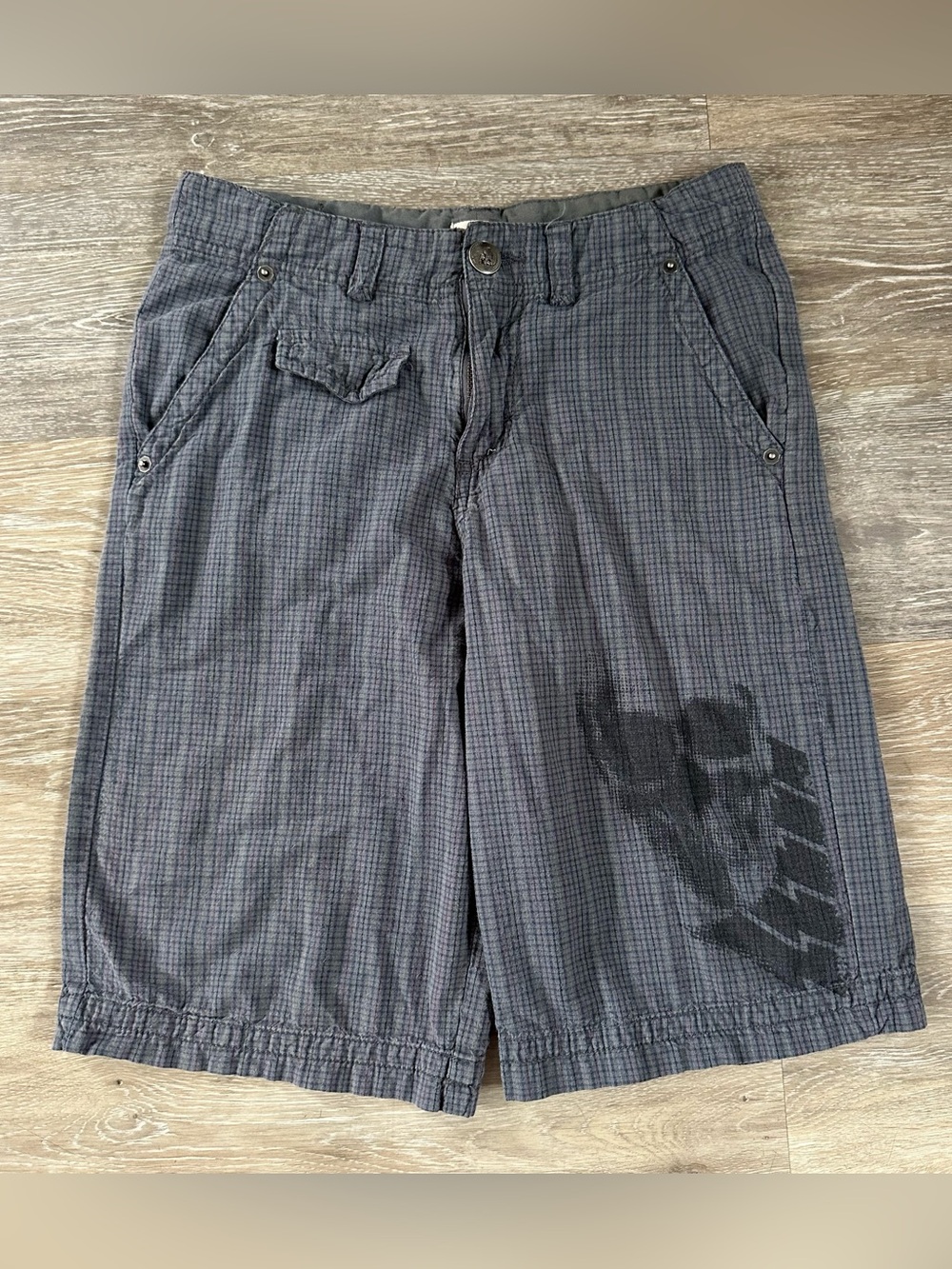 Kids Y2K mossimo supply Co. Grey plaid shorts with skull print. Sz 12